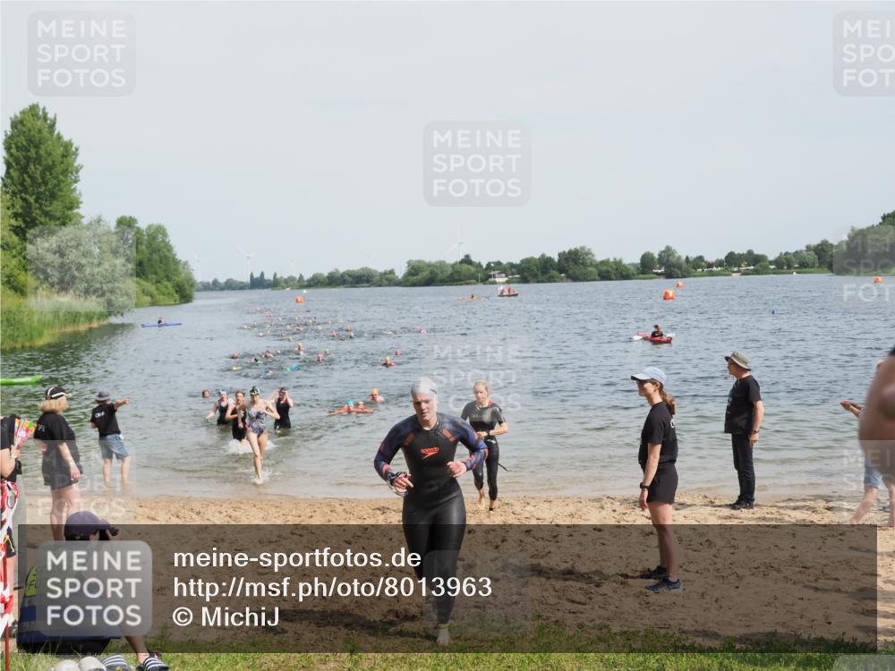 21.06.2025 - 27. Vierlanden-Triathlon MichiJ http://msf.ph/oto/8013963 15.06.2026 10:15:45 Schwimmen 483, 505, 509, 564, 577, 590, 630 meine-sportfotos.de