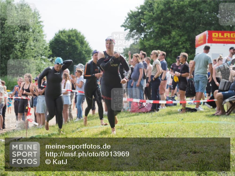 15.06.2025 - 27. Vierlanden-Triathlon KatJ http://msf.ph/oto/8013969 15.06.2025 10:15:00 Schwimmen 476, 521, 525, 528, 570, 592, 593, 605, 608, 1397 meine-sportfotos.de