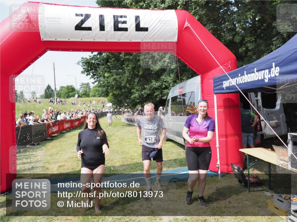 21.06.2025 - 27. Vierlanden-Triathlon MichiJ http://msf.ph/oto/8013973 15.06.2026 11:30:53 Ziel 610 meine-sportfotos.de