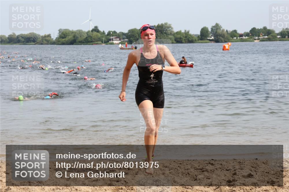 15.06.2025 - 27. Vierlanden-Triathlon Lena Gebhardt http://msf.ph/oto/8013975 15.06.2025 10:14:09 Schwimmen 475, 632 meine-sportfotos.de