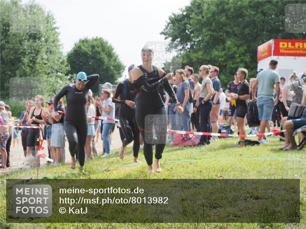15.06.2025 - 27. Vierlanden-Triathlon KatJ http://msf.ph/oto/8013982 15.06.2025 10:15:00 Schwimmen 476, 521, 525, 528, 570, 592, 593, 605, 608, 1397 meine-sportfotos.de