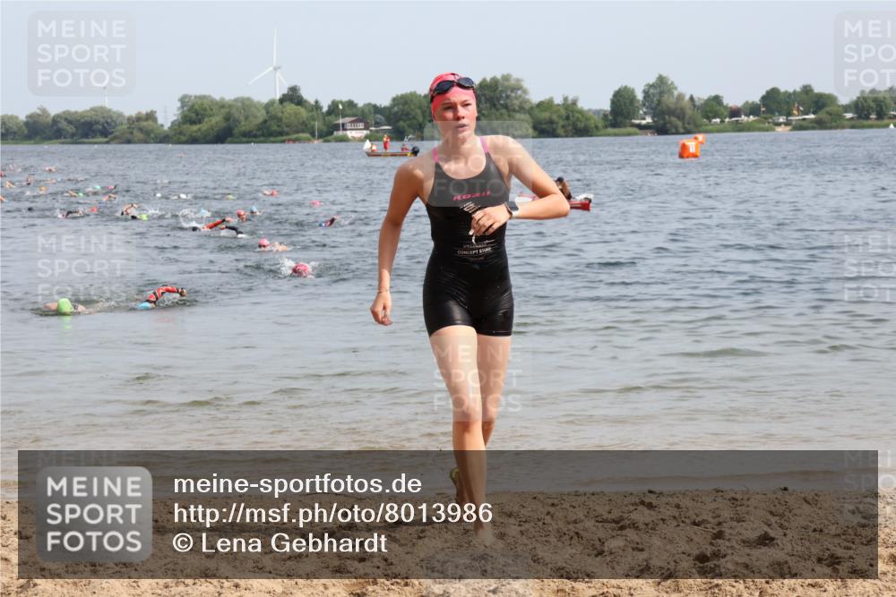 15.06.2025 - 27. Vierlanden-Triathlon Lena Gebhardt http://msf.ph/oto/8013986 15.06.2025 10:14:09 Schwimmen 475, 632 meine-sportfotos.de