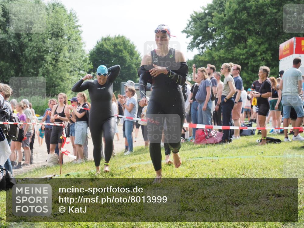 15.06.2025 - 27. Vierlanden-Triathlon KatJ http://msf.ph/oto/8013999 15.06.2025 10:15:01 Schwimmen 476, 521, 525, 528, 570, 592, 593, 605, 608, 1397 meine-sportfotos.de