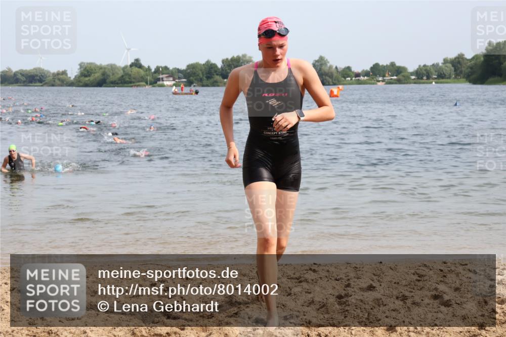 15.06.2025 - 27. Vierlanden-Triathlon Lena Gebhardt http://msf.ph/oto/8014002 15.06.2025 10:14:10 Schwimmen 475, 632 meine-sportfotos.de