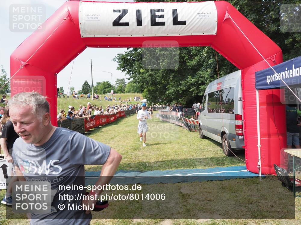 21.06.2025 - 27. Vierlanden-Triathlon MichiJ http://msf.ph/oto/8014006 15.06.2026 11:30:57 Ziel 610 meine-sportfotos.de