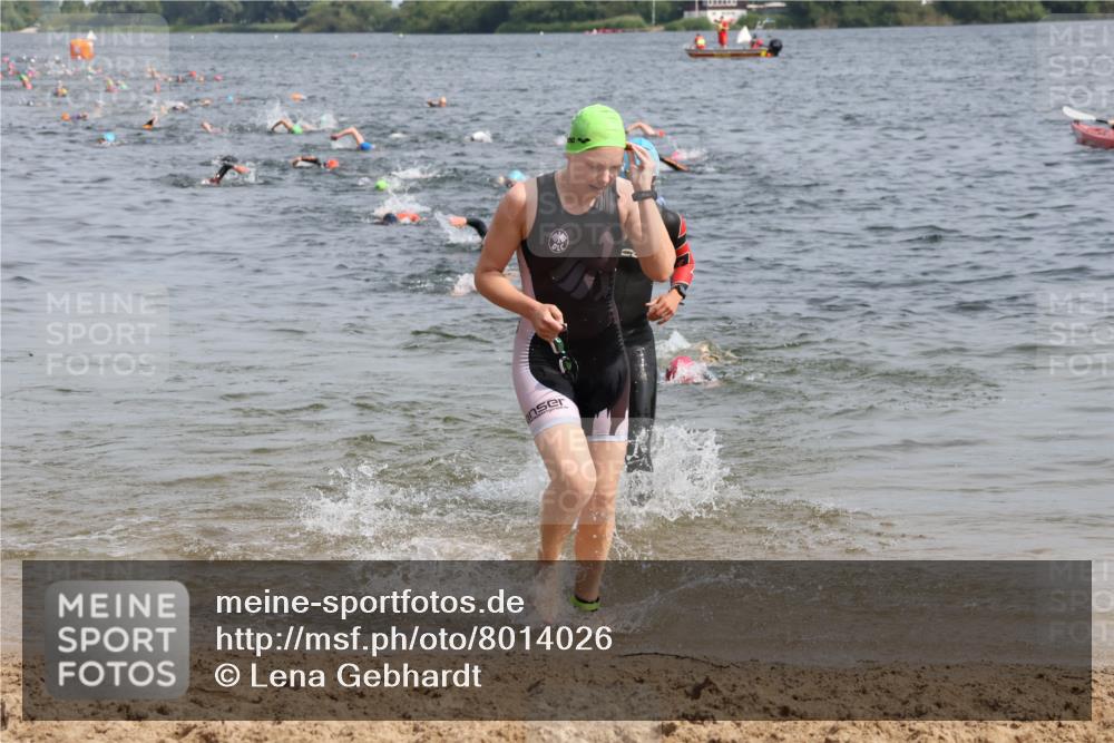 15.06.2025 - 27. Vierlanden-Triathlon Lena Gebhardt http://msf.ph/oto/8014026 15.06.2025 10:14:19 Schwimmen 482, 565, 618, 632 meine-sportfotos.de