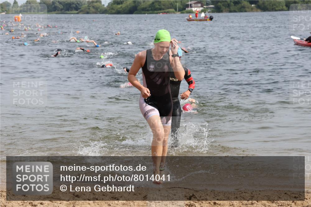 15.06.2025 - 27. Vierlanden-Triathlon Lena Gebhardt http://msf.ph/oto/8014041 15.06.2025 10:14:19 Schwimmen 482, 565, 618, 632 meine-sportfotos.de
