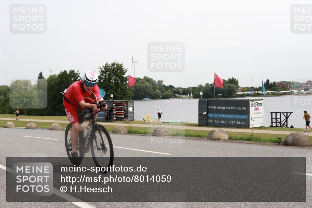 15.06.2025 - 27. Vierlanden-Triathlon H.Heesch http://msf.ph/oto/8014059 15.06.2025 11:14:24 Radfahren 160 meine-sportfotos.de