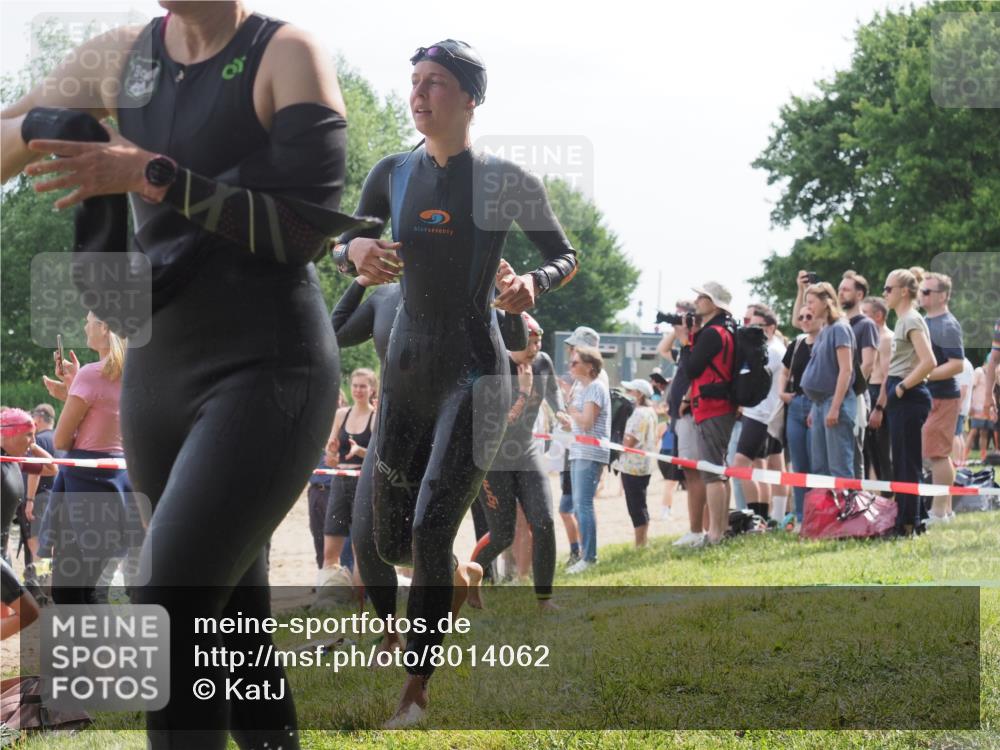 15.06.2025 - 27. Vierlanden-Triathlon KatJ http://msf.ph/oto/8014062 15.06.2025 10:15:02 Schwimmen 476, 521, 525, 528, 570, 592, 593, 605, 608, 1397 meine-sportfotos.de