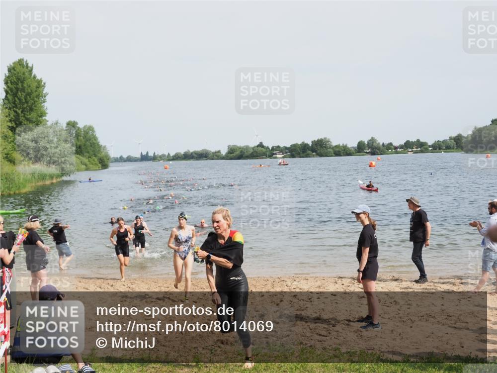21.06.2025 - 27. Vierlanden-Triathlon MichiJ http://msf.ph/oto/8014069 15.06.2026 10:15:48 Schwimmen 483, 505, 509, 564, 577, 590, 630 meine-sportfotos.de
