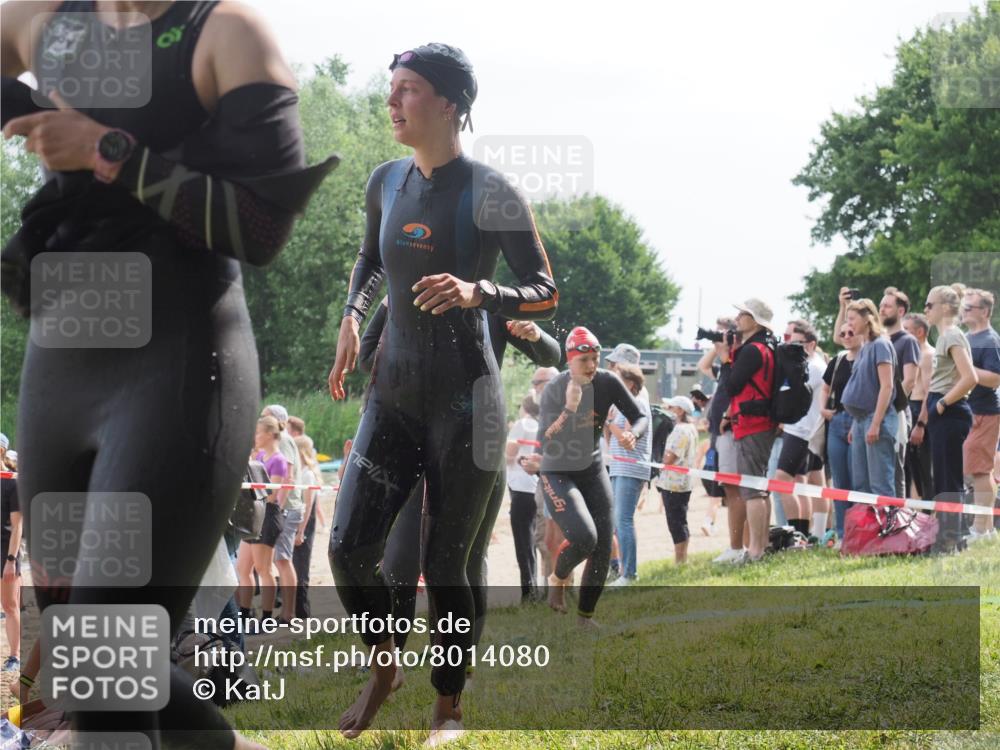 15.06.2025 - 27. Vierlanden-Triathlon KatJ http://msf.ph/oto/8014080 15.06.2025 10:15:02 Schwimmen 476, 521, 525, 528, 570, 592, 593, 605, 608, 1397 meine-sportfotos.de