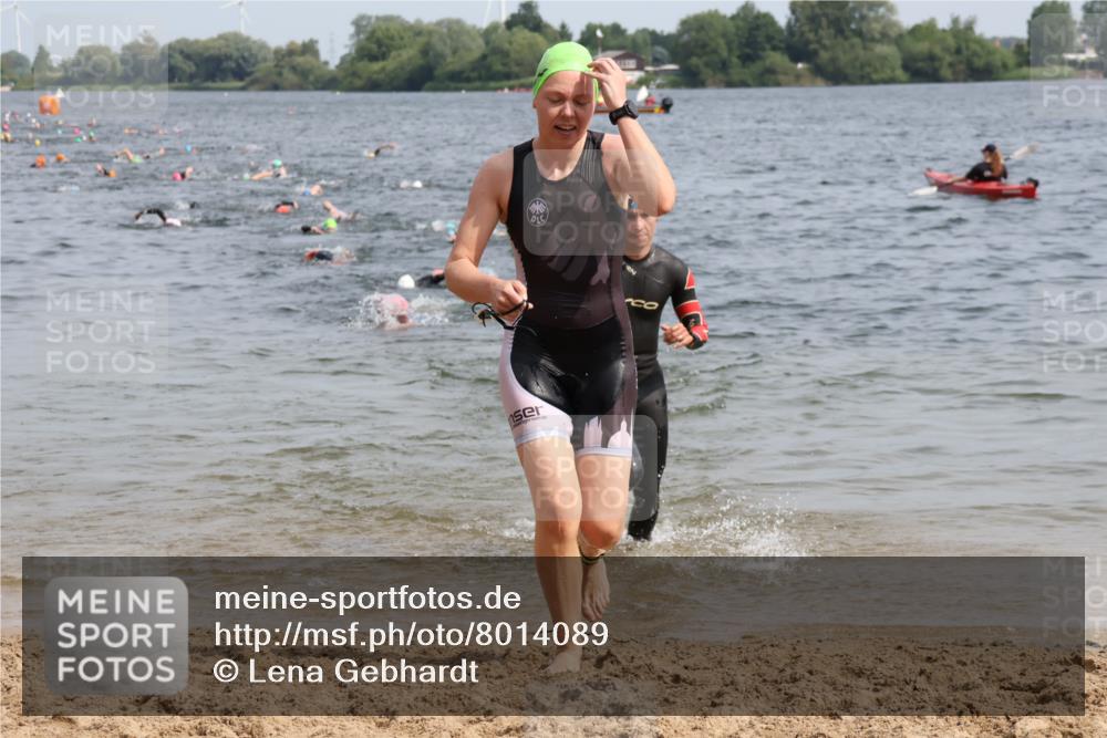 15.06.2025 - 27. Vierlanden-Triathlon Lena Gebhardt http://msf.ph/oto/8014089 15.06.2025 10:14:20 Schwimmen 482, 565, 618, 632 meine-sportfotos.de