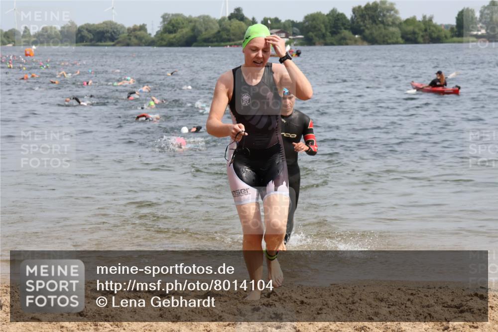 15.06.2025 - 27. Vierlanden-Triathlon Lena Gebhardt http://msf.ph/oto/8014104 15.06.2025 10:14:20 Schwimmen 482, 565, 618, 632 meine-sportfotos.de