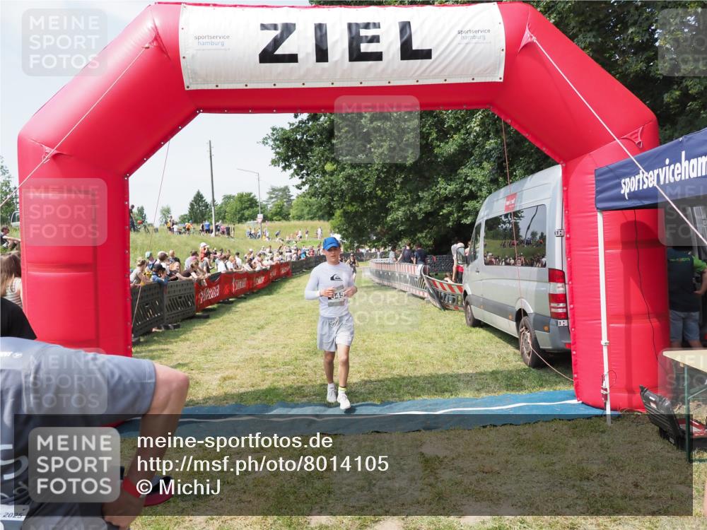 21.06.2025 - 27. Vierlanden-Triathlon MichiJ http://msf.ph/oto/8014105 15.06.2026 11:30:58 Ziel 610 meine-sportfotos.de