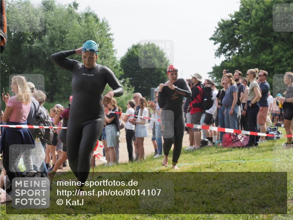 15.06.2025 - 27. Vierlanden-Triathlon KatJ http://msf.ph/oto/8014107 15.06.2025 10:15:03 Schwimmen 476, 521, 525, 528, 570, 592, 593, 597, 605, 1397 meine-sportfotos.de