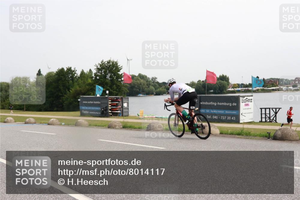 15.06.2025 - 27. Vierlanden-Triathlon H.Heesch http://msf.ph/oto/8014117 15.06.2025 11:15:01 Radfahren 728, 739 meine-sportfotos.de