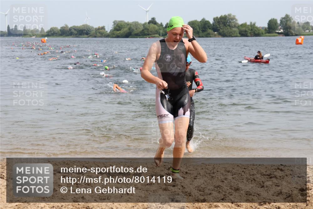 15.06.2025 - 27. Vierlanden-Triathlon Lena Gebhardt http://msf.ph/oto/8014119 15.06.2025 10:14:20 Schwimmen 482, 565, 618, 632 meine-sportfotos.de