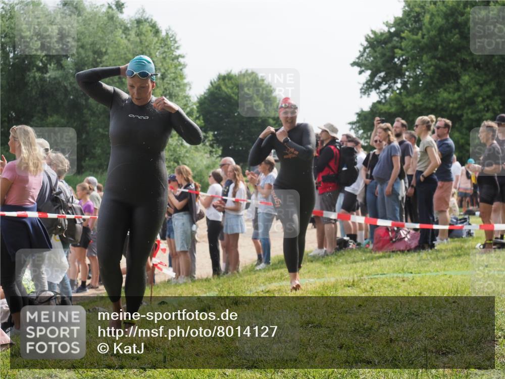 15.06.2025 - 27. Vierlanden-Triathlon KatJ http://msf.ph/oto/8014127 15.06.2025 10:15:03 Schwimmen 476, 521, 525, 528, 570, 592, 593, 597, 605, 1397 meine-sportfotos.de