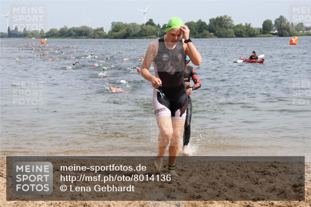 15.06.2025 - 27. Vierlanden-Triathlon Lena Gebhardt http://msf.ph/oto/8014136 15.06.2025 10:14:20 Schwimmen 482, 565, 618, 632 meine-sportfotos.de