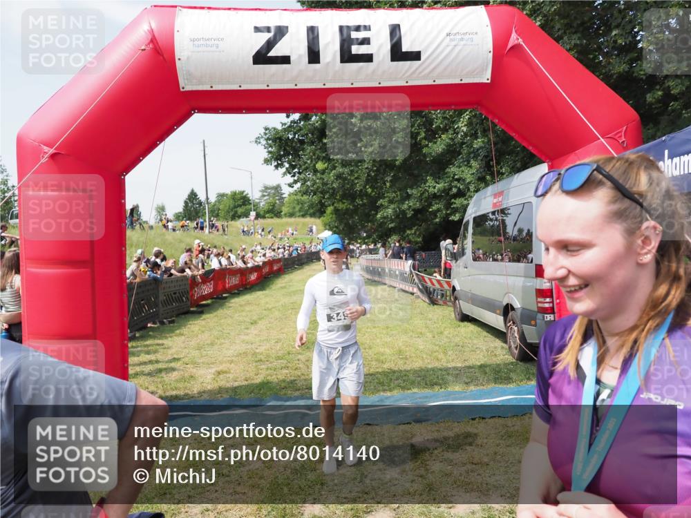 21.06.2025 - 27. Vierlanden-Triathlon MichiJ http://msf.ph/oto/8014140 15.06.2026 11:30:59 Ziel 482, 610 meine-sportfotos.de