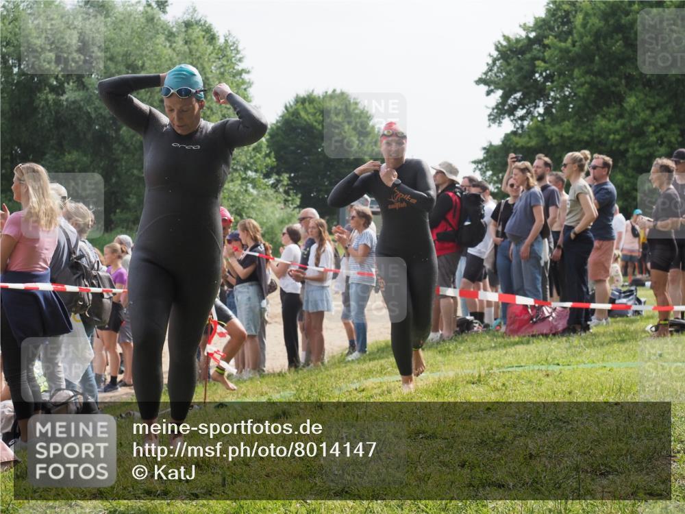 15.06.2025 - 27. Vierlanden-Triathlon KatJ http://msf.ph/oto/8014147 15.06.2025 10:15:03 Schwimmen 476, 521, 525, 528, 570, 592, 593, 597, 605, 1397 meine-sportfotos.de