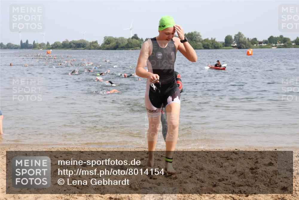 15.06.2025 - 27. Vierlanden-Triathlon Lena Gebhardt http://msf.ph/oto/8014154 15.06.2025 10:14:21 Schwimmen 482, 565, 618 meine-sportfotos.de