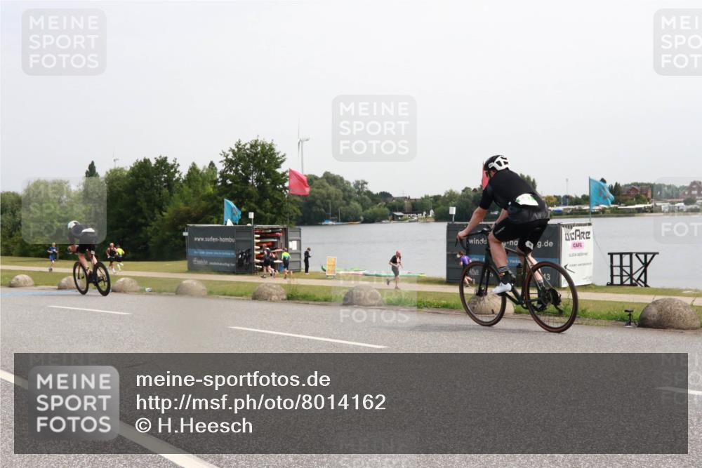 15.06.2025 - 27. Vierlanden-Triathlon H.Heesch http://msf.ph/oto/8014162 15.06.2025 11:15:21 Radfahren 817, 862 meine-sportfotos.de