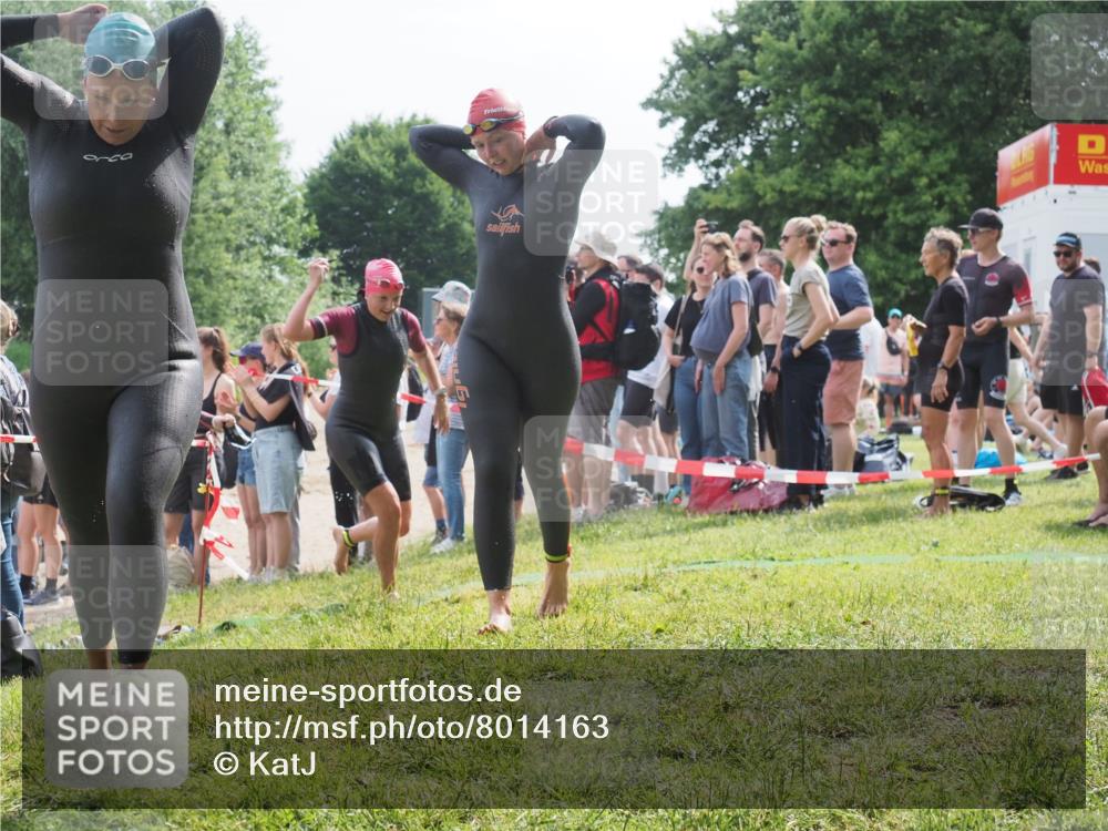 15.06.2025 - 27. Vierlanden-Triathlon KatJ http://msf.ph/oto/8014163 15.06.2025 10:15:04 Schwimmen 476, 521, 525, 528, 570, 592, 593, 597, 605, 1397 meine-sportfotos.de