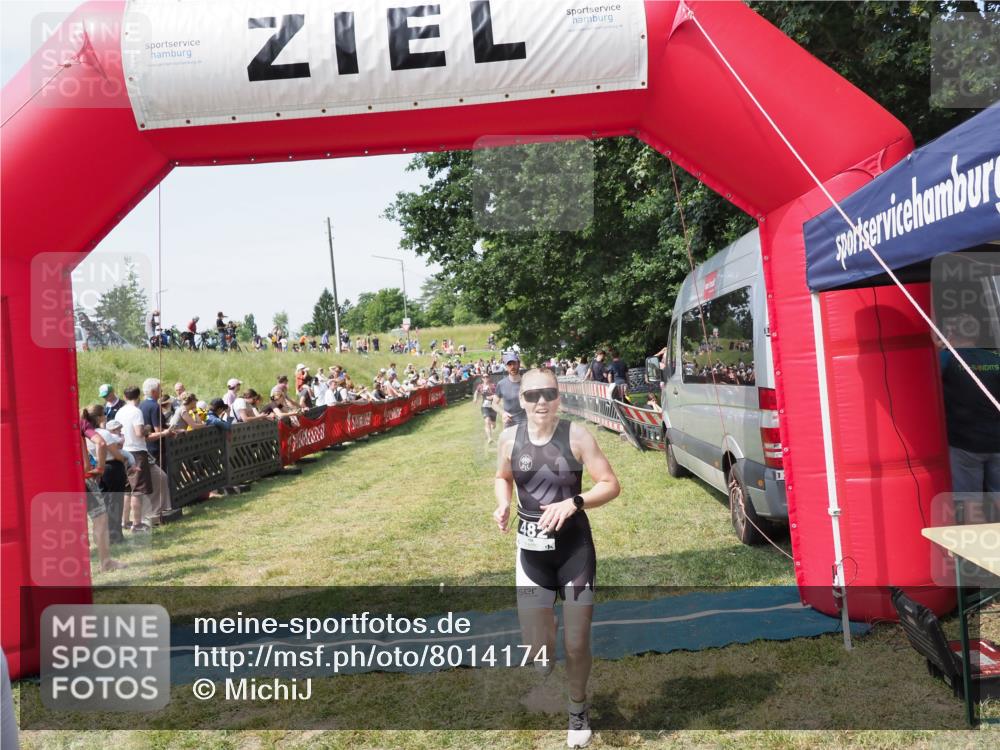 21.06.2025 - 27. Vierlanden-Triathlon MichiJ http://msf.ph/oto/8014174 15.06.2026 11:31:03 Ziel 131, 482, 546 meine-sportfotos.de