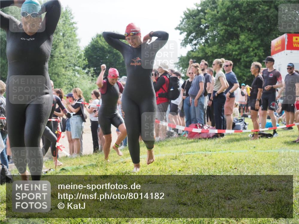 15.06.2025 - 27. Vierlanden-Triathlon KatJ http://msf.ph/oto/8014182 15.06.2025 10:15:04 Schwimmen 476, 521, 525, 528, 570, 592, 593, 597, 605, 1397 meine-sportfotos.de