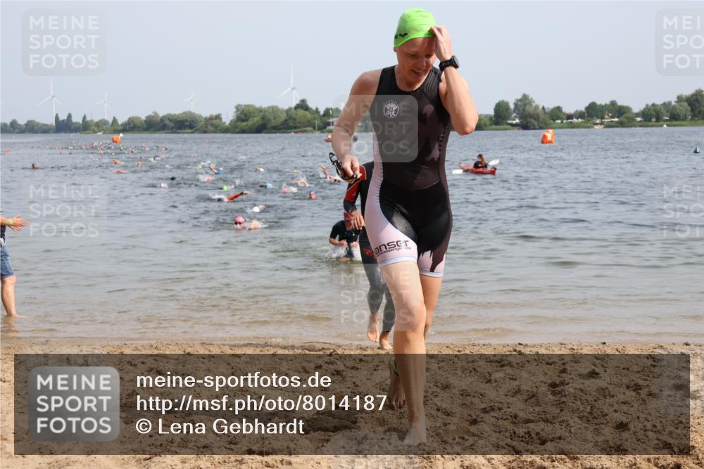 15.06.2025 - 27. Vierlanden-Triathlon Lena Gebhardt http://msf.ph/oto/8014187 15.06.2025 10:14:21 Schwimmen 482, 565, 618 meine-sportfotos.de