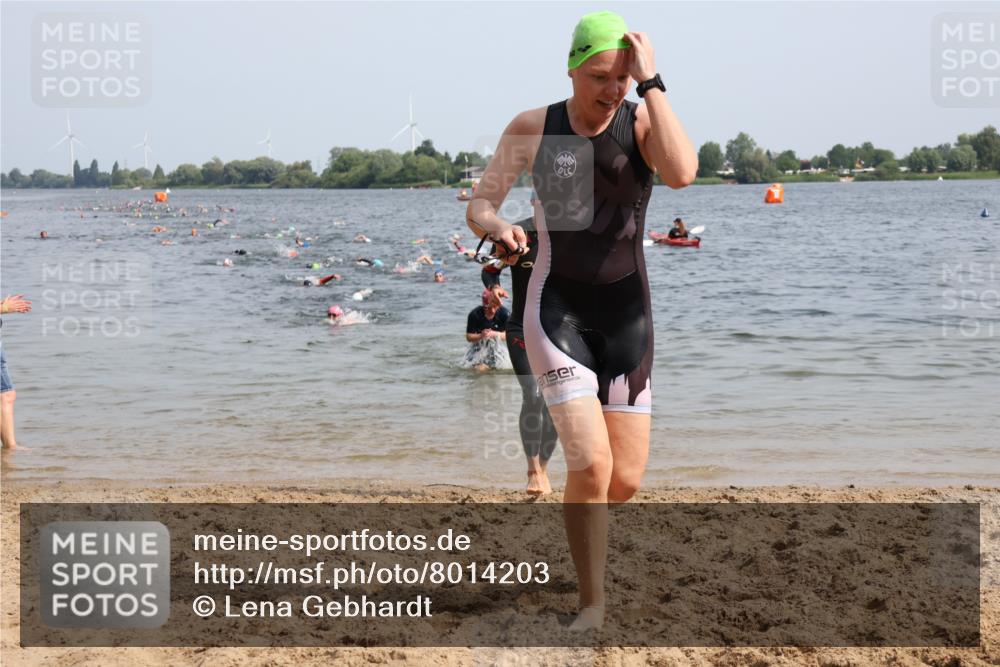 15.06.2025 - 27. Vierlanden-Triathlon Lena Gebhardt http://msf.ph/oto/8014203 15.06.2025 10:14:21 Schwimmen 482, 565, 618 meine-sportfotos.de