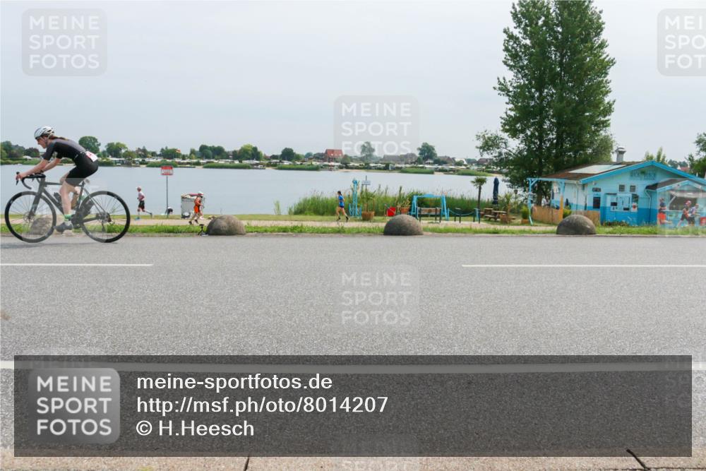 15.06.2025 - 27. Vierlanden-Triathlon H.Heesch http://msf.ph/oto/8014207 15.06.2025 11:10:07 Radfahren 130, 210, 751 meine-sportfotos.de