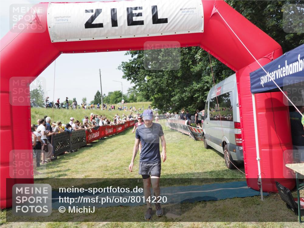 21.06.2025 - 27. Vierlanden-Triathlon MichiJ http://msf.ph/oto/8014220 15.06.2026 11:31:05 Ziel 131, 482, 546 meine-sportfotos.de