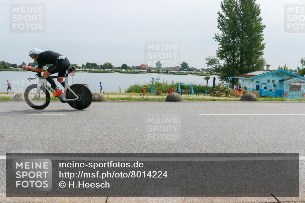 15.06.2025 - 27. Vierlanden-Triathlon H.Heesch http://msf.ph/oto/8014224 15.06.2025 11:10:09 Radfahren 130, 210, 751, 822 meine-sportfotos.de
