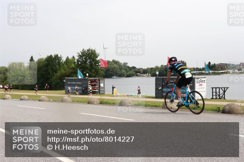 15.06.2025 - 27. Vierlanden-Triathlon H.Heesch http://msf.ph/oto/8014227 15.06.2025 11:15:47 Radfahren 65, 147, 531, 670, 729 meine-sportfotos.de