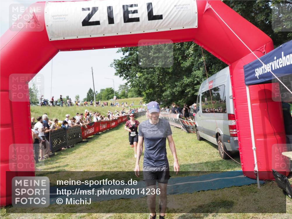 21.06.2025 - 27. Vierlanden-Triathlon MichiJ http://msf.ph/oto/8014236 15.06.2026 11:31:06 Ziel 131, 482, 546 meine-sportfotos.de