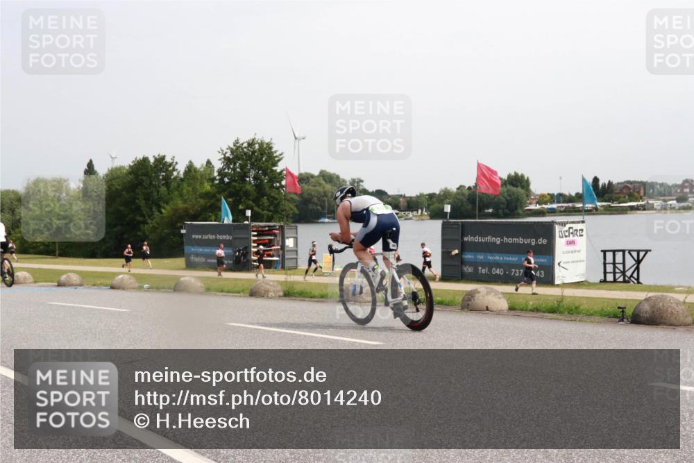 15.06.2025 - 27. Vierlanden-Triathlon H.Heesch http://msf.ph/oto/8014240 15.06.2025 11:15:55 Radfahren 766, 779 meine-sportfotos.de