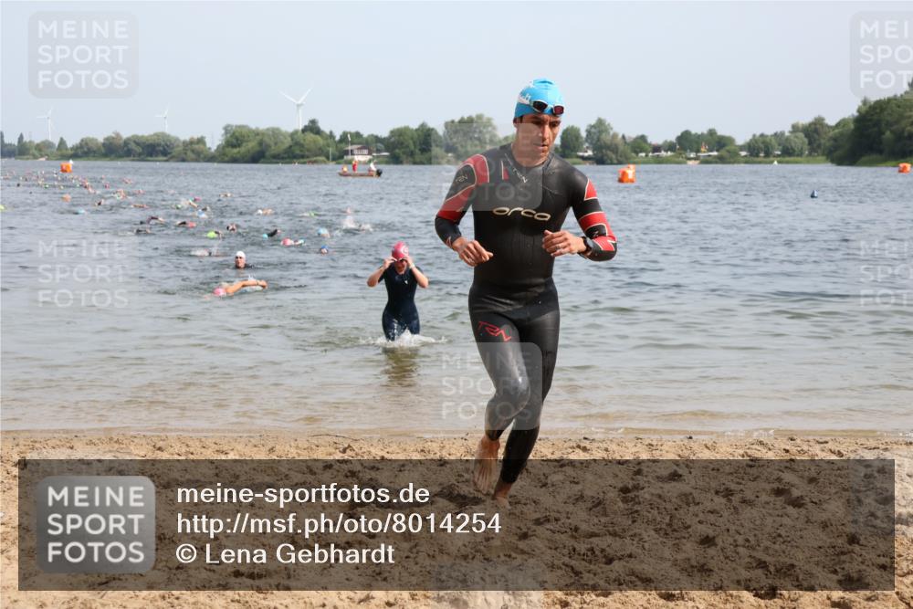15.06.2025 - 27. Vierlanden-Triathlon Lena Gebhardt http://msf.ph/oto/8014254 15.06.2025 10:14:22 Schwimmen 482, 565, 618 meine-sportfotos.de