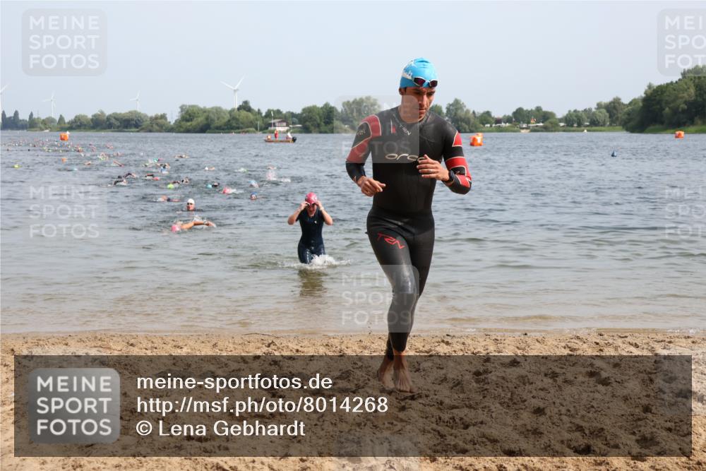 15.06.2025 - 27. Vierlanden-Triathlon Lena Gebhardt http://msf.ph/oto/8014268 15.06.2025 10:14:22 Schwimmen 482, 565, 618 meine-sportfotos.de