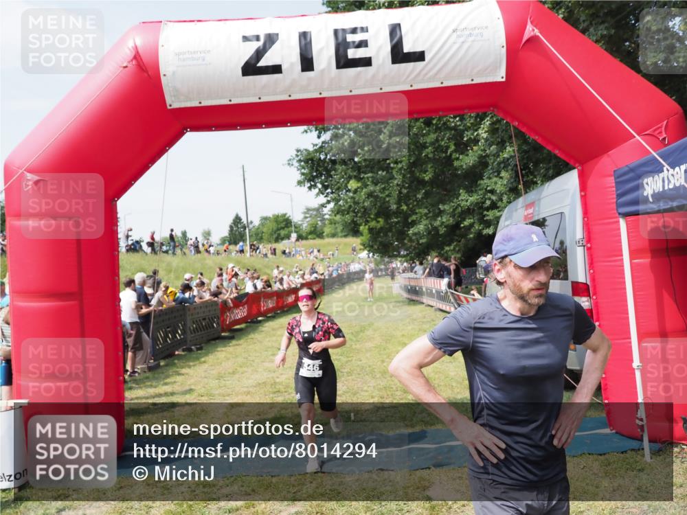 21.06.2025 - 27. Vierlanden-Triathlon MichiJ http://msf.ph/oto/8014294 15.06.2026 11:31:07 Ziel 131, 482, 546 meine-sportfotos.de