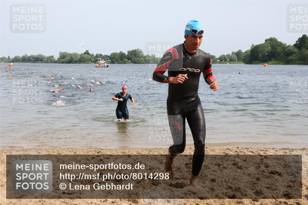 15.06.2025 - 27. Vierlanden-Triathlon Lena Gebhardt http://msf.ph/oto/8014298 15.06.2025 10:14:23 Schwimmen 482, 565, 618 meine-sportfotos.de
