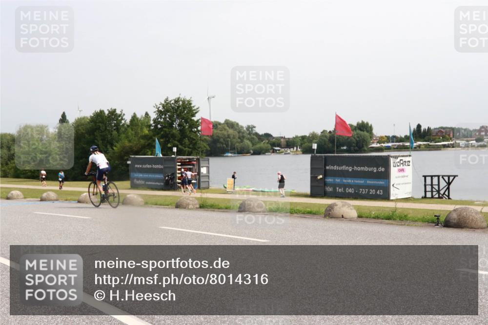 15.06.2025 - 27. Vierlanden-Triathlon H.Heesch http://msf.ph/oto/8014316 15.06.2025 11:16:06 Radfahren 102, 208, 860 meine-sportfotos.de