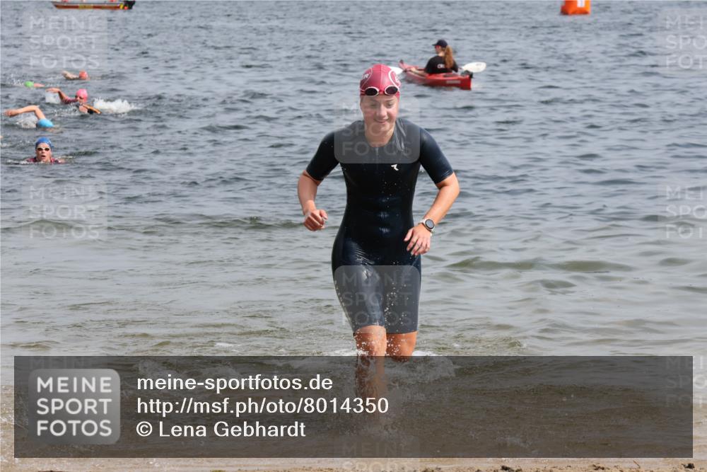 15.06.2025 - 27. Vierlanden-Triathlon Lena Gebhardt http://msf.ph/oto/8014350 15.06.2025 10:14:25 Schwimmen 482, 565, 615, 618 meine-sportfotos.de
