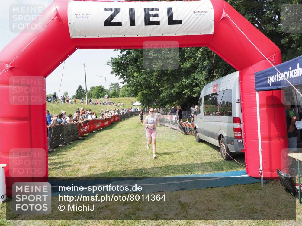 21.06.2025 - 27. Vierlanden-Triathlon MichiJ http://msf.ph/oto/8014364 15.06.2026 11:31:13 Ziel 546, 605 meine-sportfotos.de