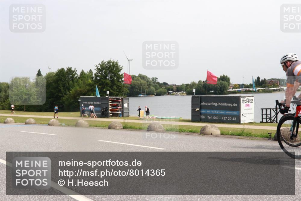 15.06.2025 - 27. Vierlanden-Triathlon H.Heesch http://msf.ph/oto/8014365 15.06.2025 11:16:08 Radfahren 102, 208, 860 meine-sportfotos.de