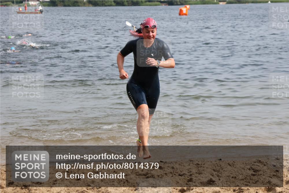15.06.2025 - 27. Vierlanden-Triathlon Lena Gebhardt http://msf.ph/oto/8014379 15.06.2025 10:14:25 Schwimmen 482, 565, 615, 618 meine-sportfotos.de