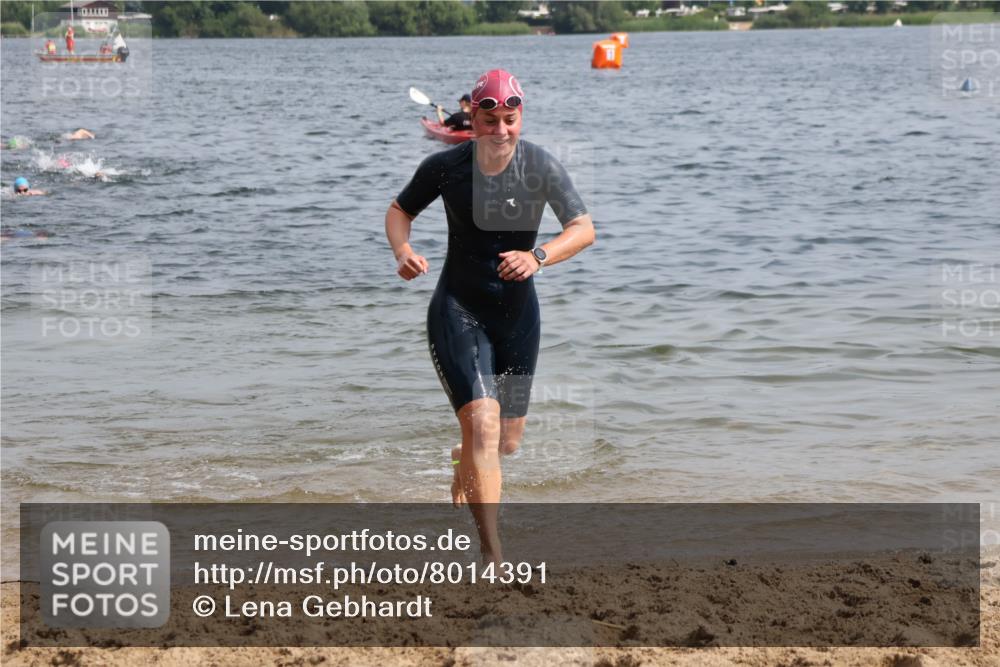 15.06.2025 - 27. Vierlanden-Triathlon Lena Gebhardt http://msf.ph/oto/8014391 15.06.2025 10:14:26 Schwimmen 482, 565, 615, 618 meine-sportfotos.de