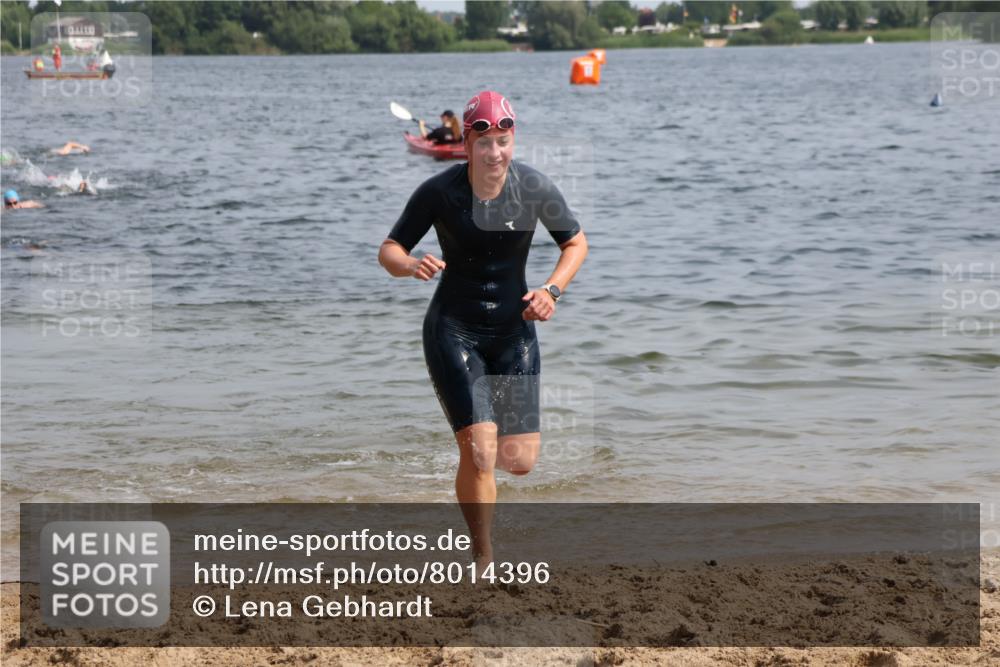 15.06.2025 - 27. Vierlanden-Triathlon Lena Gebhardt http://msf.ph/oto/8014396 15.06.2025 10:14:26 Schwimmen 482, 565, 615, 618 meine-sportfotos.de