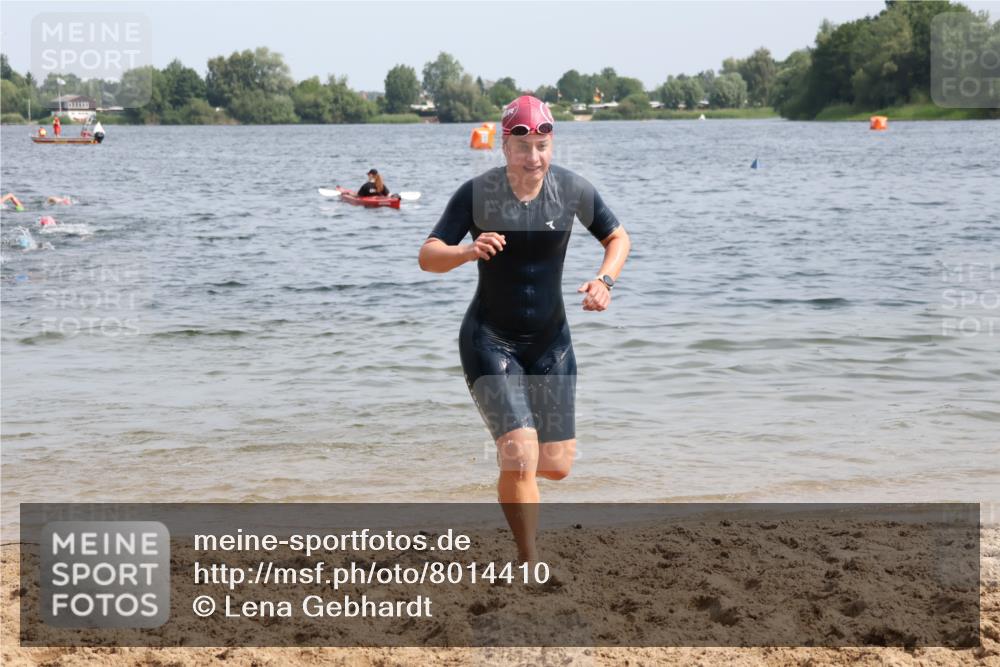 15.06.2025 - 27. Vierlanden-Triathlon Lena Gebhardt http://msf.ph/oto/8014410 15.06.2025 10:14:26 Schwimmen 482, 565, 615, 618 meine-sportfotos.de